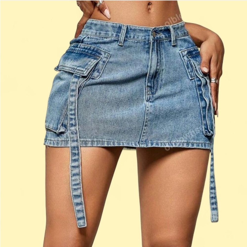 Mini denim cargo skirt with side pockets